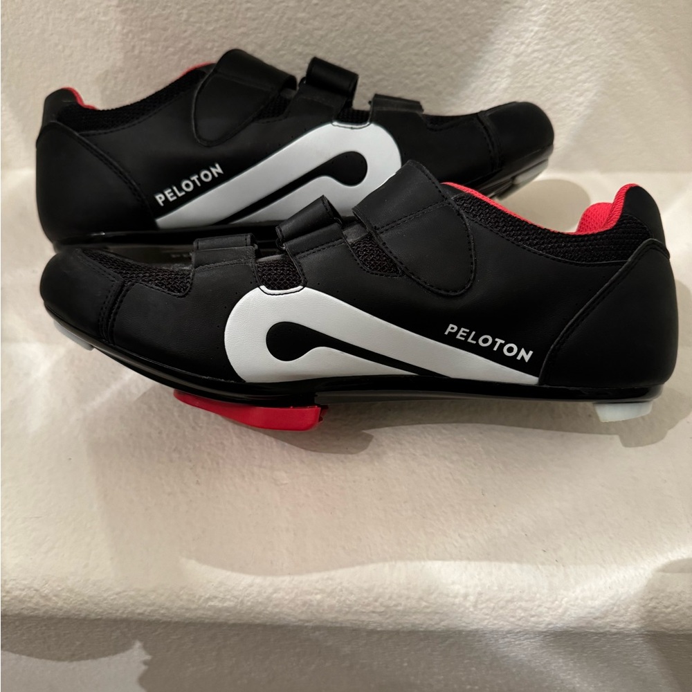 Peloton men’s size 44 (US 10.5) cycling shoe